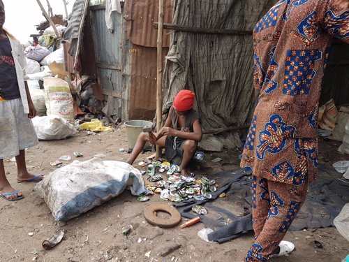Niño trabajando en el mercado de Dantokpa, en Benín, África