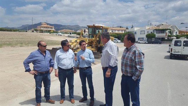 El diputado Óscar Liria visita las obras del aparcamiento de la Balsa de Cela.