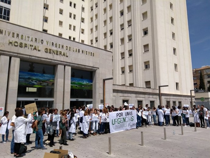 Concentración con motivo de una huelga indefinida de MIR de Urgencias 