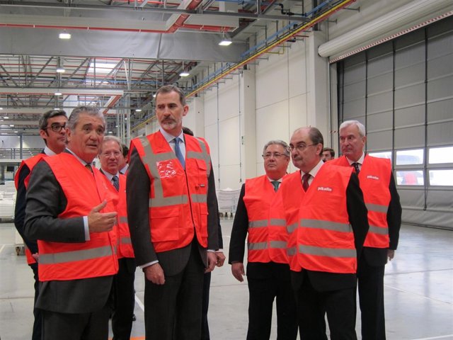 El rey Felipe VI, junto a Soláns y Lambán en la fábrica de Pikolin
