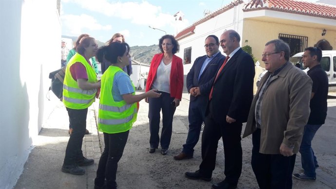 Fernández dialoga con las trabajadoras del PFEA de Alcolea