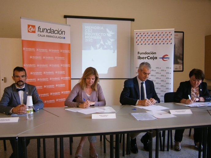 Firma del convenio entre Fundación Ibercaja, Fundación CAI y el CSZ.
