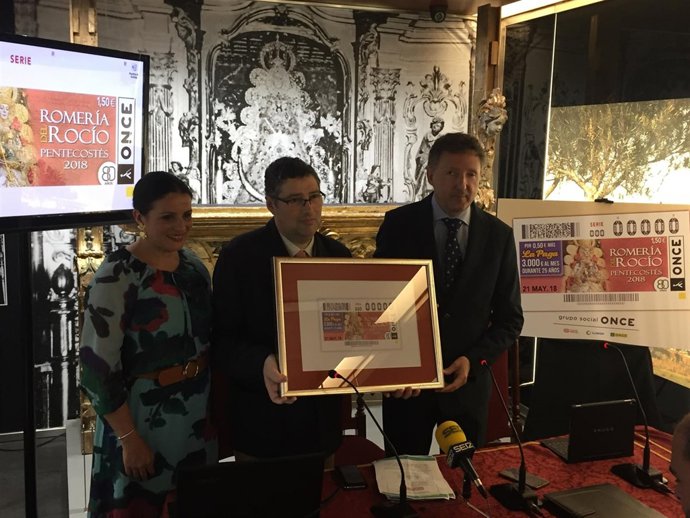 Presentan el cupón dedicado a la Virgen del Rocío. 