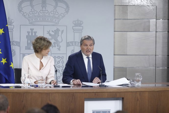 Isabel García Tejerina i Iñigo Méndez de Vigo després del Consell de Ministres