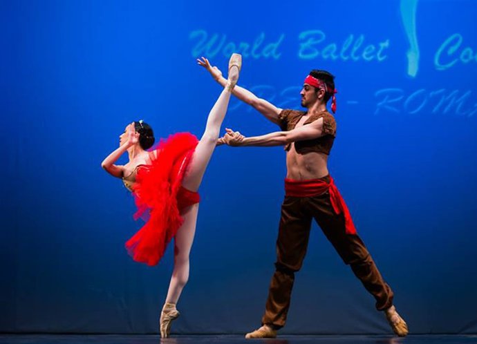 Dos dels ballarins catalans a una actuació de dansa