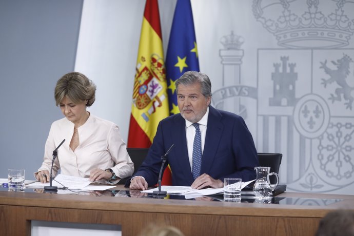 Isabel García Tejerina i Iñigo Méndez de Vigo després del Consell de Ministres