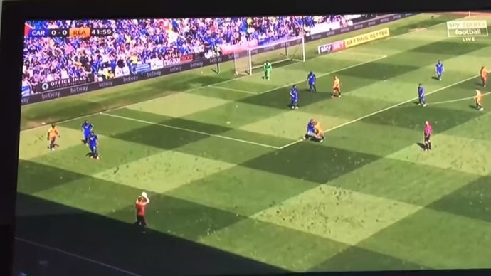 Saque de banda desde dentro del campo en un partido de la Premier League
