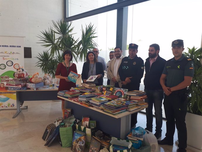 El Hospital de Puente Genil recibe la donación de libros