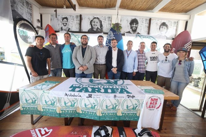 Presentación de la travesía de windsurfing de Tarifa