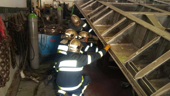 Bomberos actúan en el accidente laboral mortal en una nave de Puerto Real