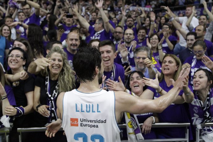 Sergio Llull celebrando la victoria con la afición