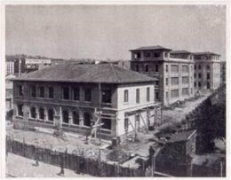 Una foto de la construcción del Colegio
