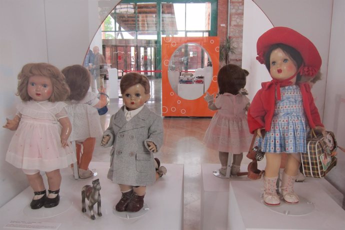Muñecas exposición colección juguetes                  