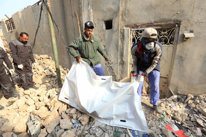 Cuerpos sacados de los escombros en la Ciudad Vieja de Mosul