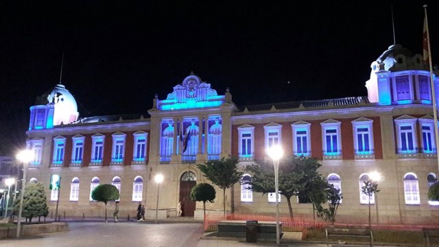 Diputación iluminada por el aniversario de Lanza
