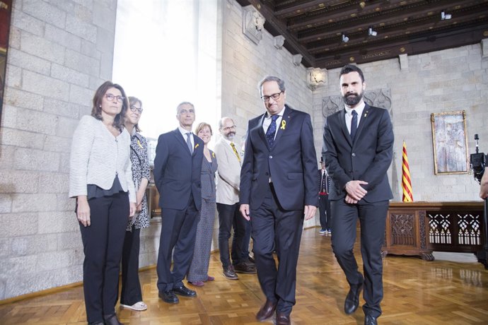 Quim Torra al costat de Roger Torrent després de la presa de possessió