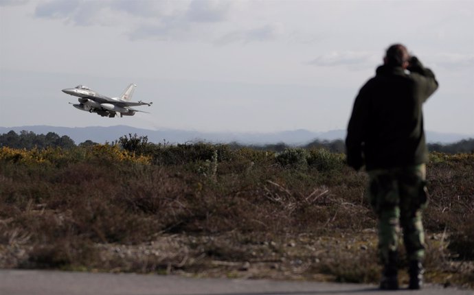 Despegue de un F-16 en Portugal