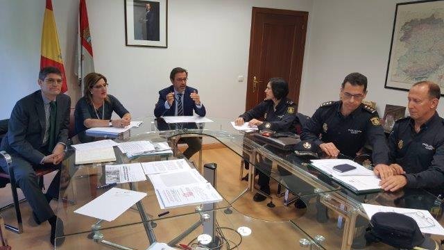 Valladolid.- Un momento de la reunión entre la Junta y agentes de Policía 
