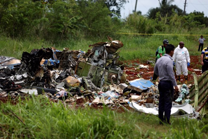 Equipos de rescate en el lugar del accidente de avión en Cuba