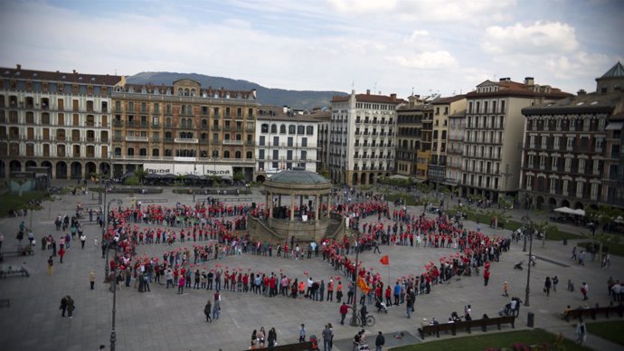 Mosaico humano en Pamplona formando el escudo de Navarra