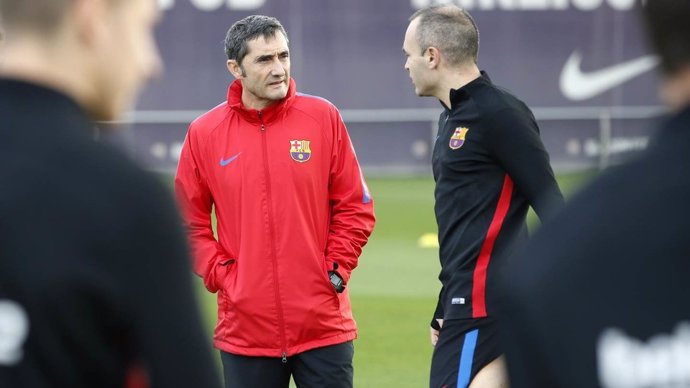 Iniesta con Ernesto Valverde en un entrenamiento del Barcelona