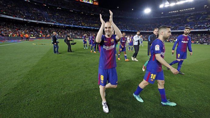 Iniesta aplaude al Camp Nou