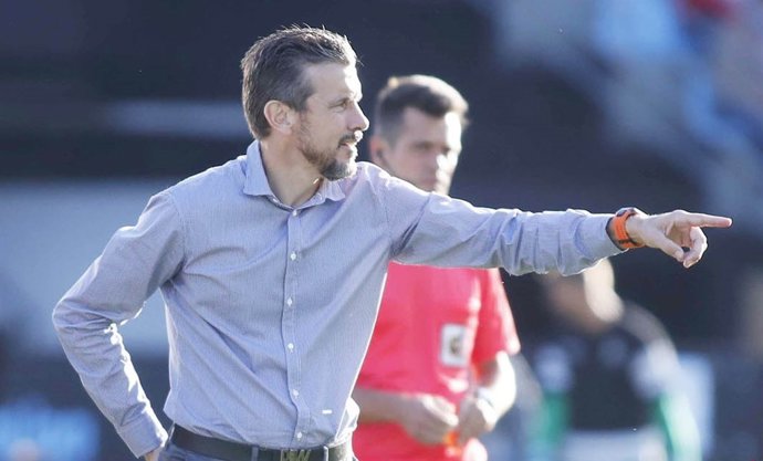 Juan Carlos Unzué, en el banquillo del RC Celta.