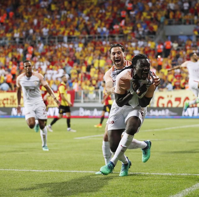 Bafétimbi Gomis celebra un gol con el Galatasaray.