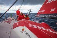 El 'MAPFRE' refuerza su liderato en la general de las costeras