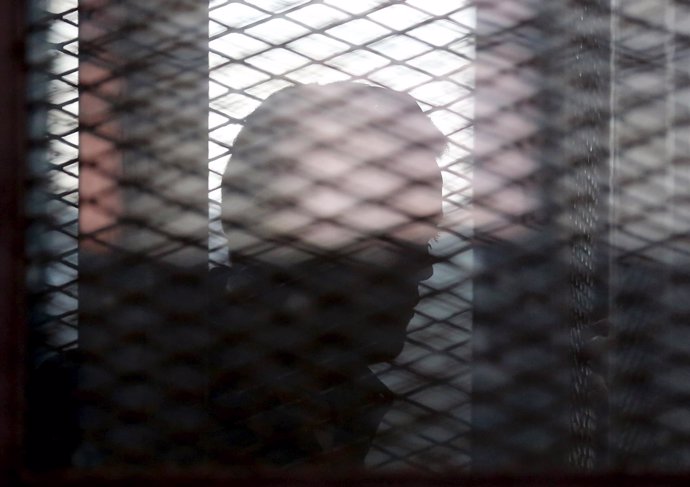 Un periodista de Al Jazeera, Baher Mohamed, encerrado en una prisión en El Cairo