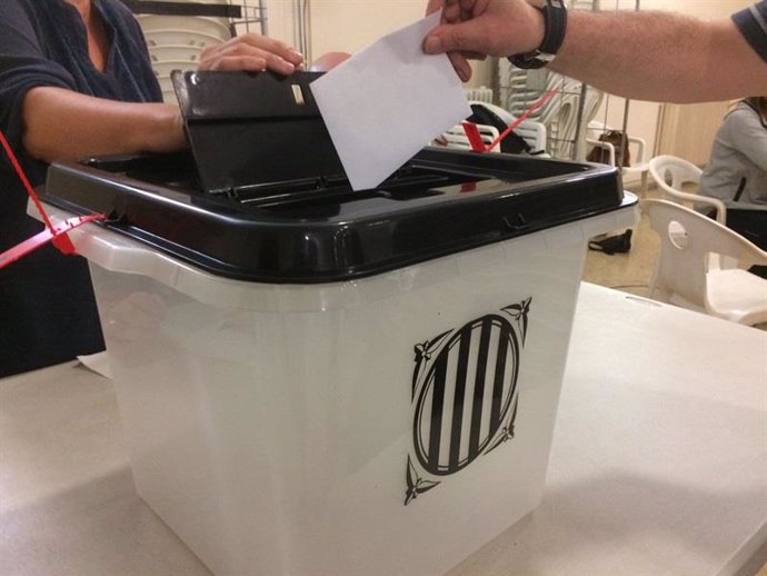 Foto de archivo de una urna del referéndum del 1 O