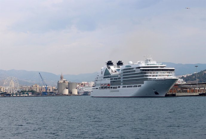 Buque Seabourn Ovation en el puerto de Málaga 