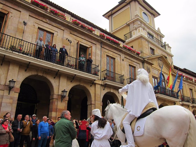 Heraldo de la Balesquida, fiestas de Martes de campo en Oviedo