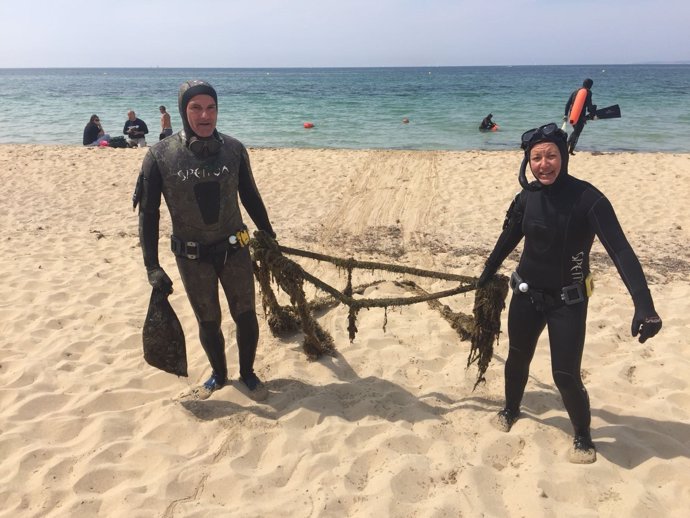 Pescadores submarinos retiran basura de la Playa de Palma