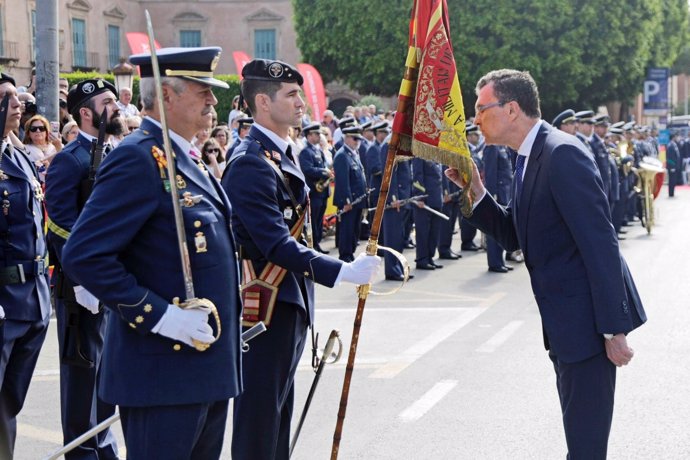 El alcalde de Murcia, José Ballesta, besa la bandera