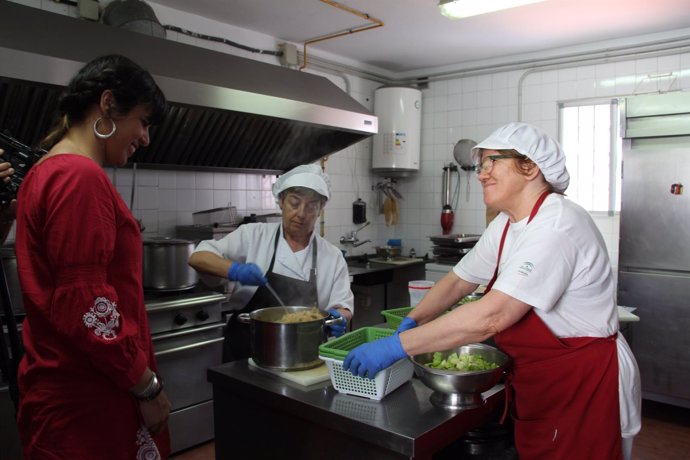 Teresa Rodríguez visita un comedor escolar