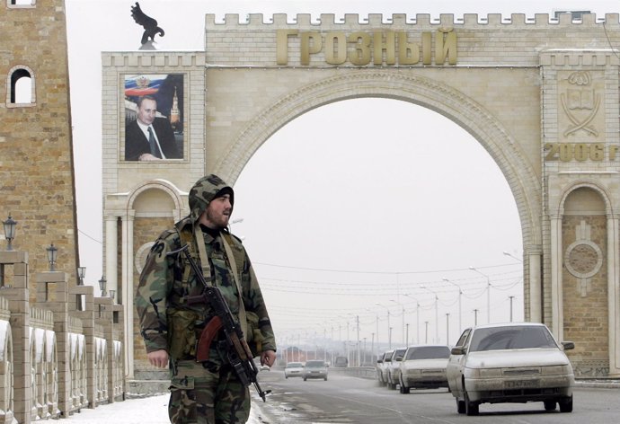 Soldado ruso de guardia a la entrada de Grozni