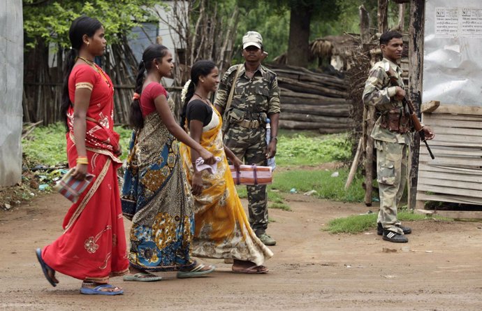Militares indios desplegados contra la insurgencia maoísta en Awapalli