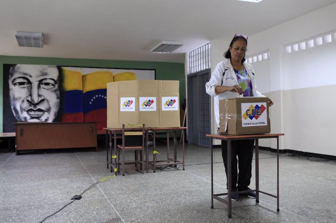 Una mujer vota durante la elección presidencial