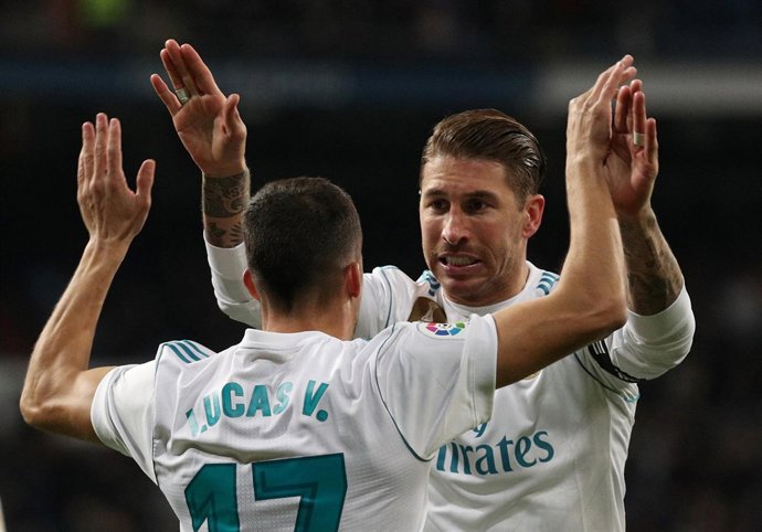 Sergio Ramos se abraza a Lucas Vázquez
