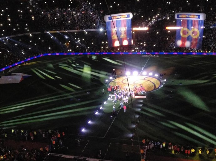 Pasillo de los campeones del doblete al 'Infinito Iniesta'