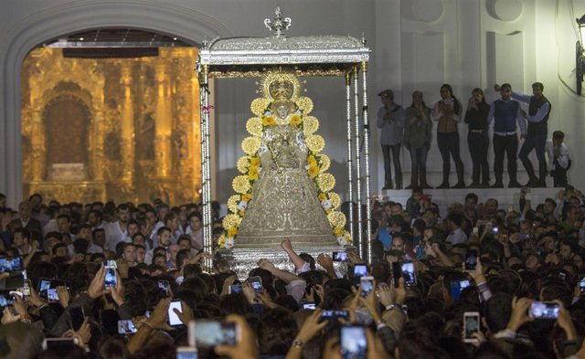 La Virgen del Rocío, a la salida de su ermita. 