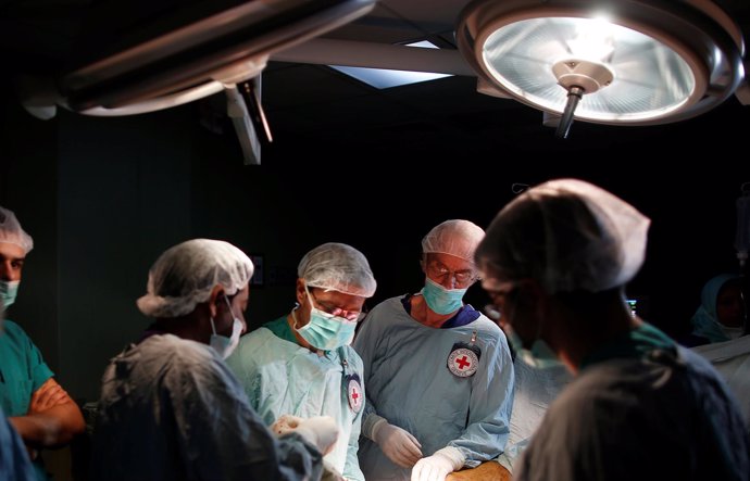 Un cirujano del CICR realiza una intervención a un palestino herido en Gaza