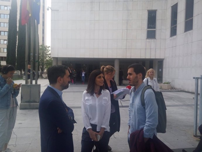 Ignacio Escolar y Raquel Ejerique, en los Juzgados de Plaza de Castilla