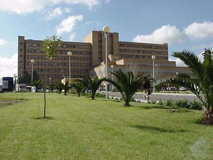 Hospital de Linares donde está ingresado el dueño de la casa