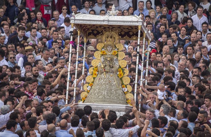 La Virgen del Rocío, en procesión rodeada de fieles. 