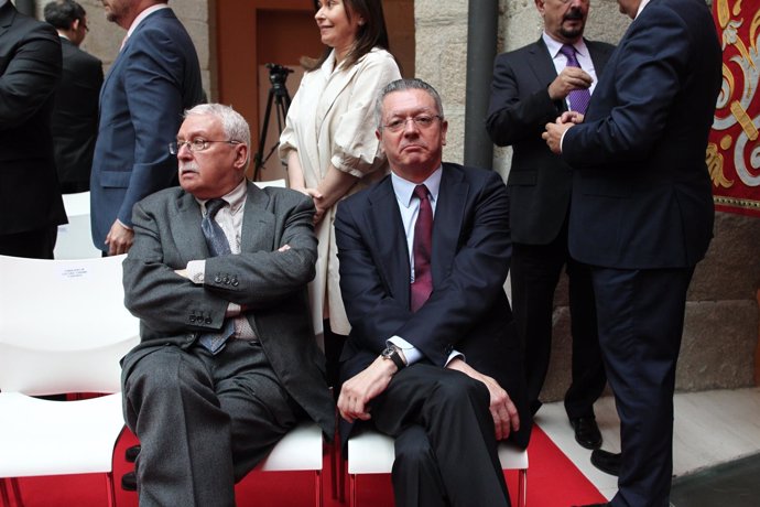 Joaquín Leguina y Alberto Ruiz Gallardón en la toma de posesión de Ángel Garrido
