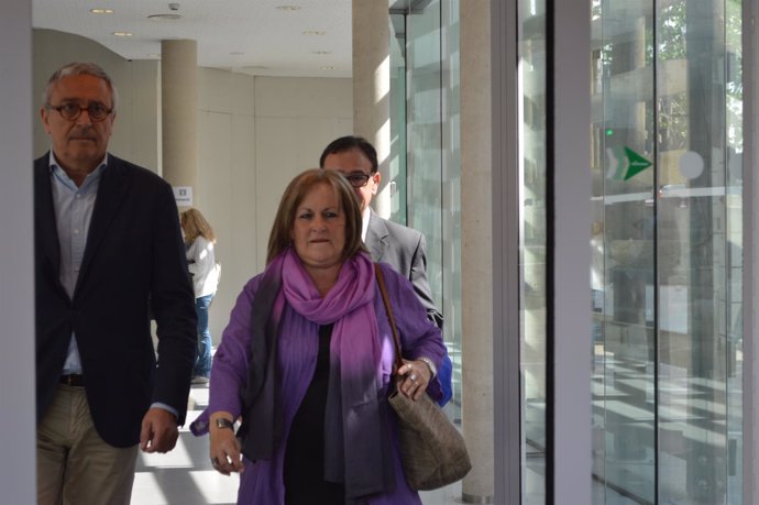 Ramona Barrufet saliendo del edificio de los juzgados de Lleida
