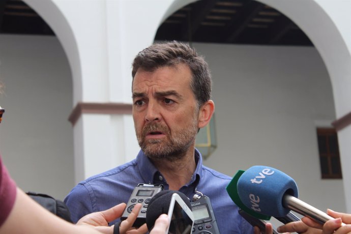 El líder andaluz de IU, Antonio Maíllo, atendiendo a los periodistas