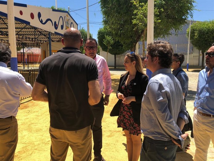 La alcaldesa de Alcalá de Guadaíra visita el montaje de las casetas para feria